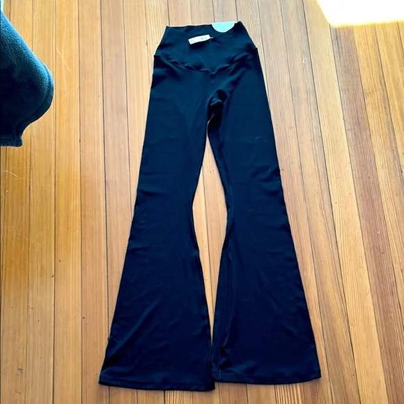 Brand new with tags Aerie Offline Real Black Flared Leggings - Picture 1 of 4